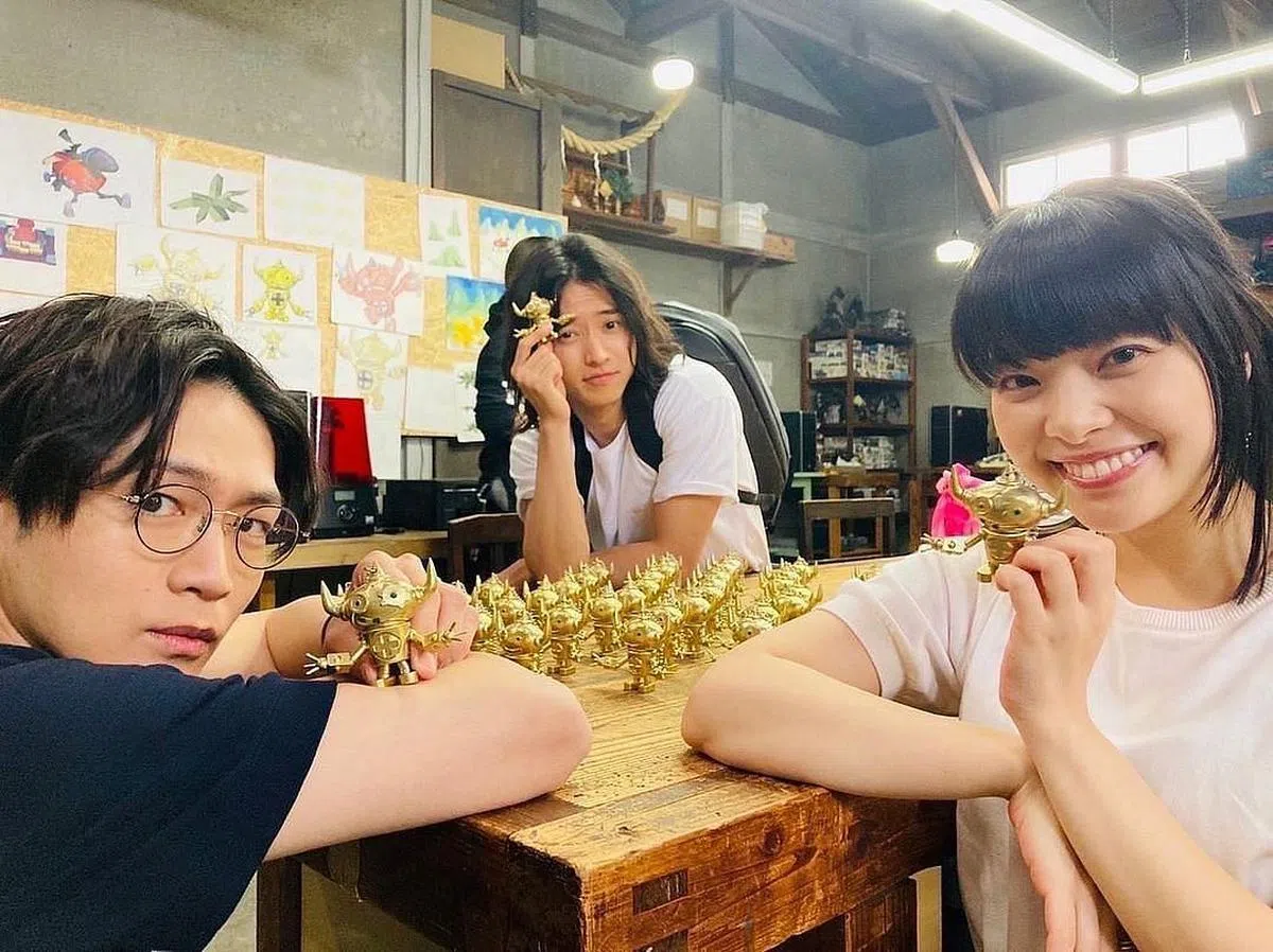 松下洸平（左起）、山崎贤人和岸井雪乃的默契十足。（互联网）