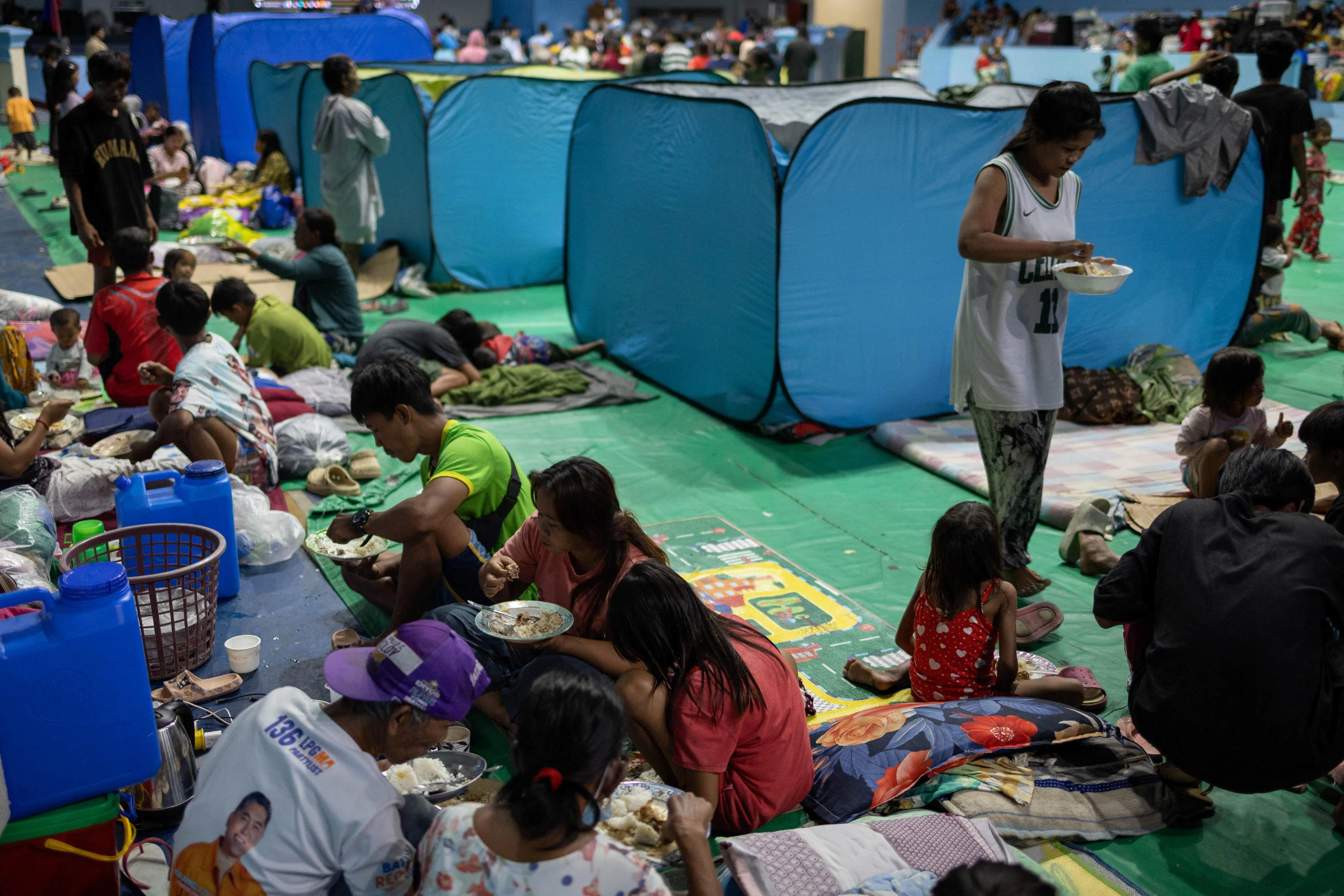 吕宋岛伊莎贝拉省卡瓦延市市民星期天在疏散中心躲避台风。（路透社）
