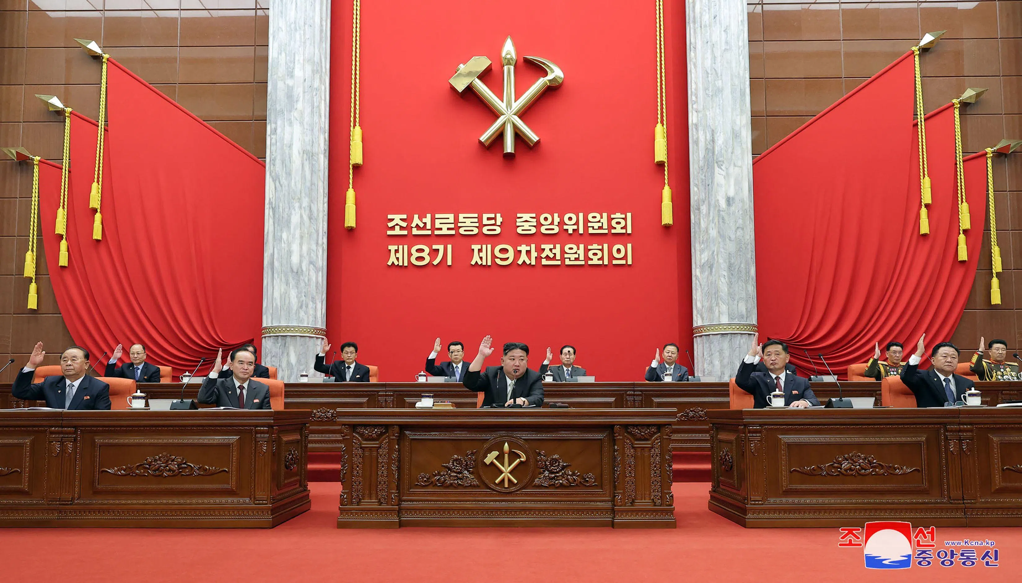 朝鲜从12月26日起召开的劳动党第八届中央委员会第九次全体会议，并于30日结束，图为会议现场。（法新社）