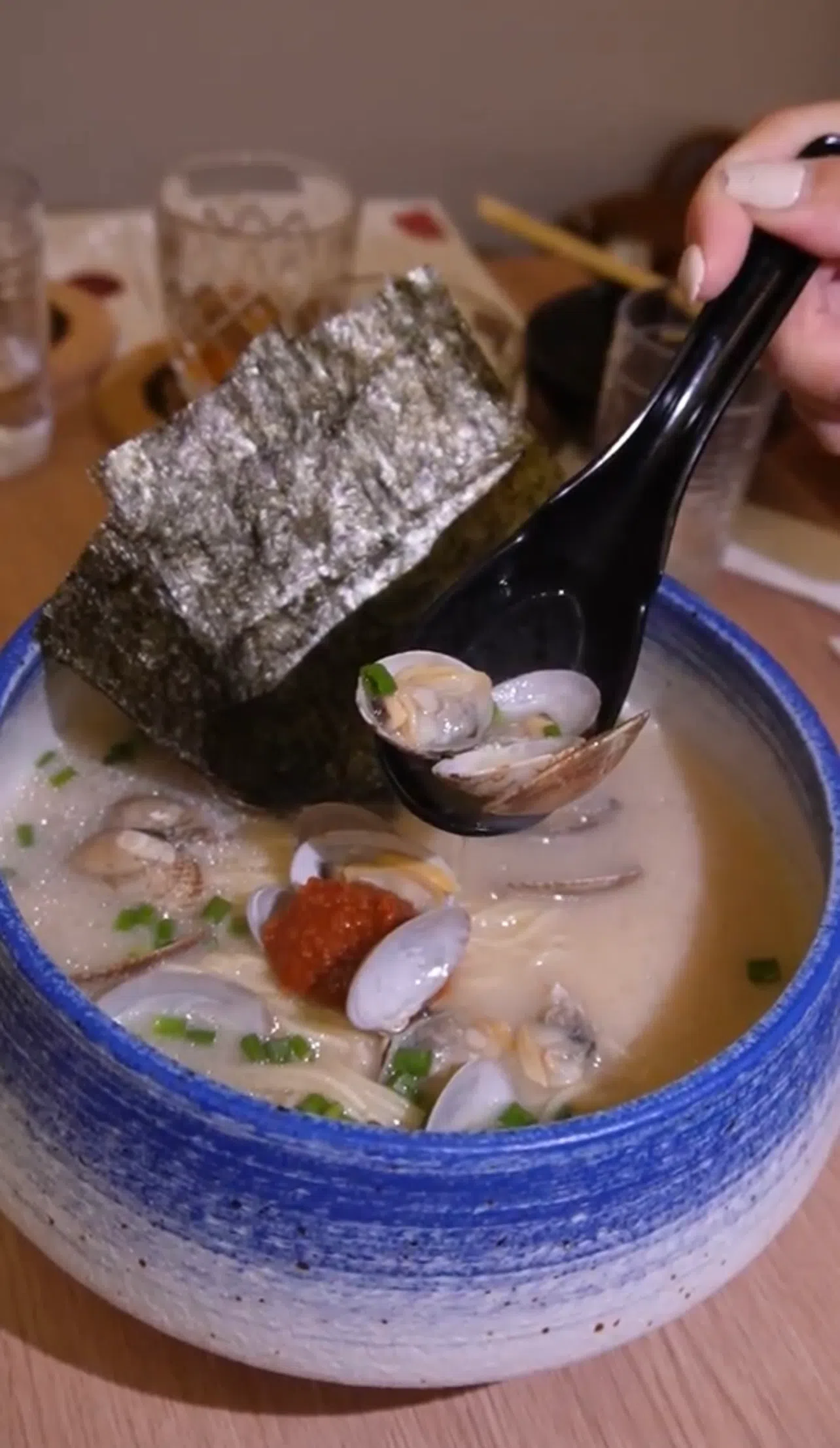 另外一道人气主食是汤底鲜甜的“Angry Asari Soup Ramen”（$16++）。（王韵诗拍摄）