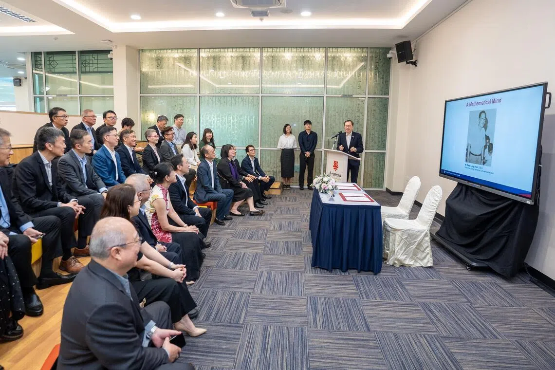 南洋理工大学校长何德华教授在设立“华中国际学校—杜辉生杰出教授席位（教育与人工智能）”的捐赠签约仪式上致辞。（南洋理工大学提供）