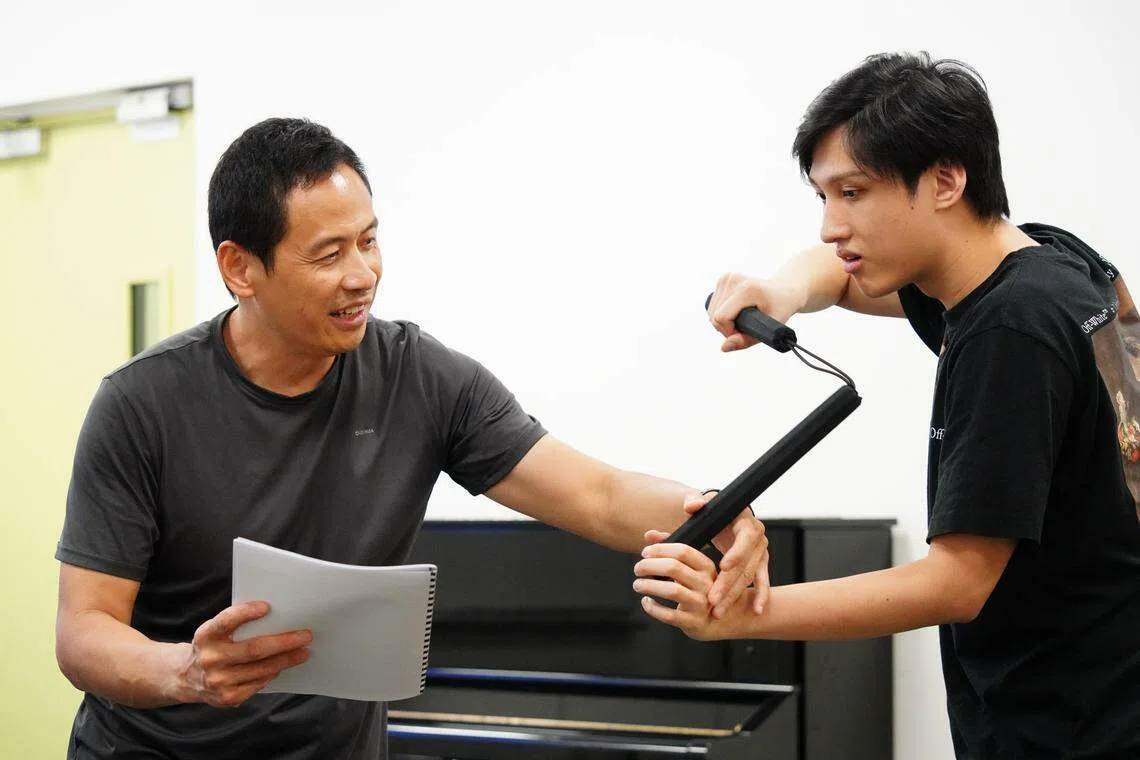 《上善若水》蕴含一系列武打动作，与人工智能生成的声音影像，结合为20分钟的剧场空间体验。图为演员排戏现场。（何家俊摄）