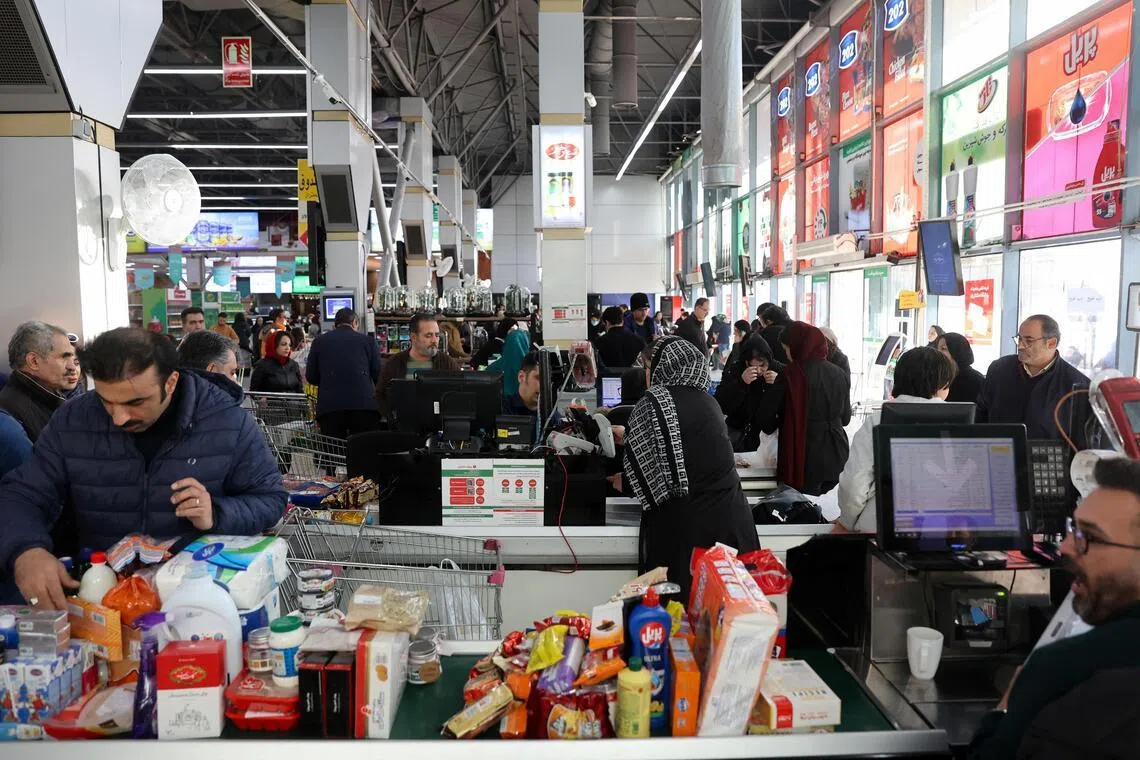 伊朗首都德黑兰的街头星期五（1月16日）已恢复平静，民众赶紧到超市购买必需品。（路透社）