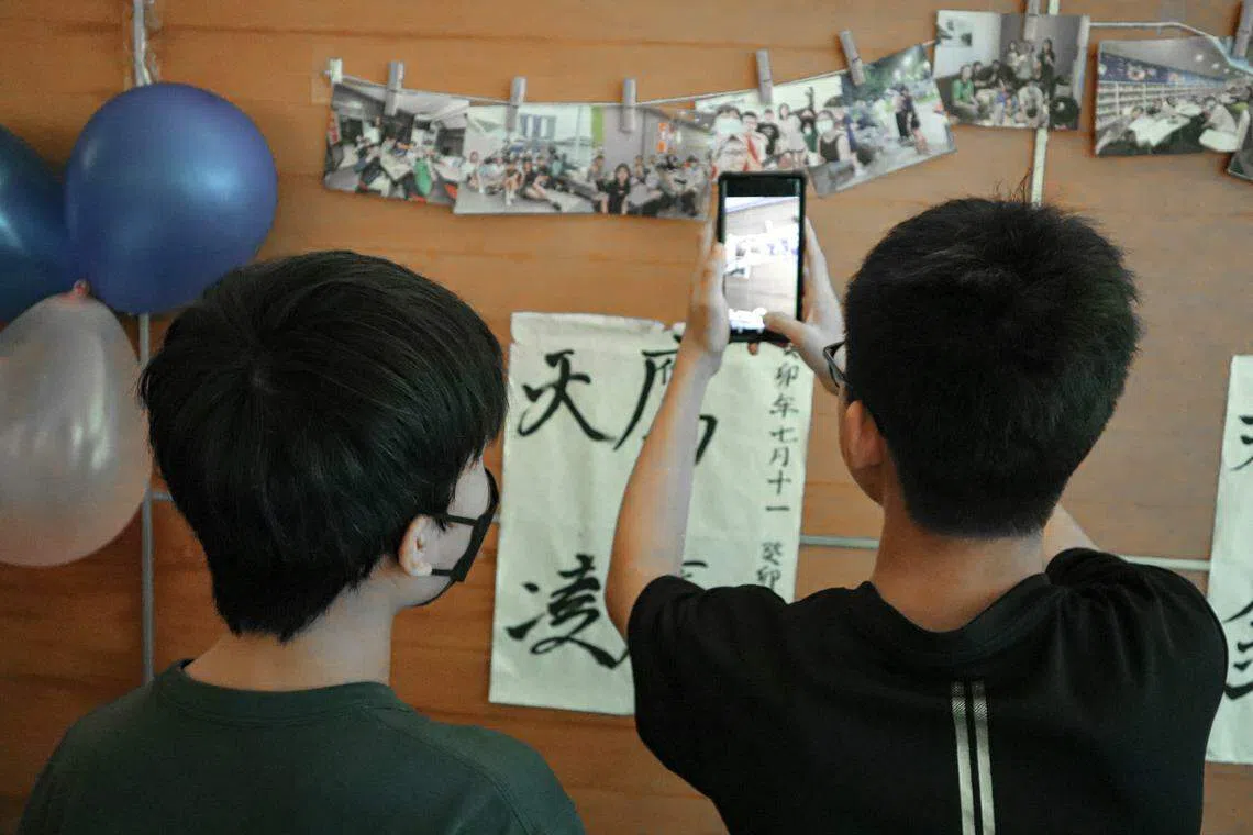 写作通讯员在小市集上展示过去一年的成果与活动照片。（摄影通讯员詹歆仪摄）