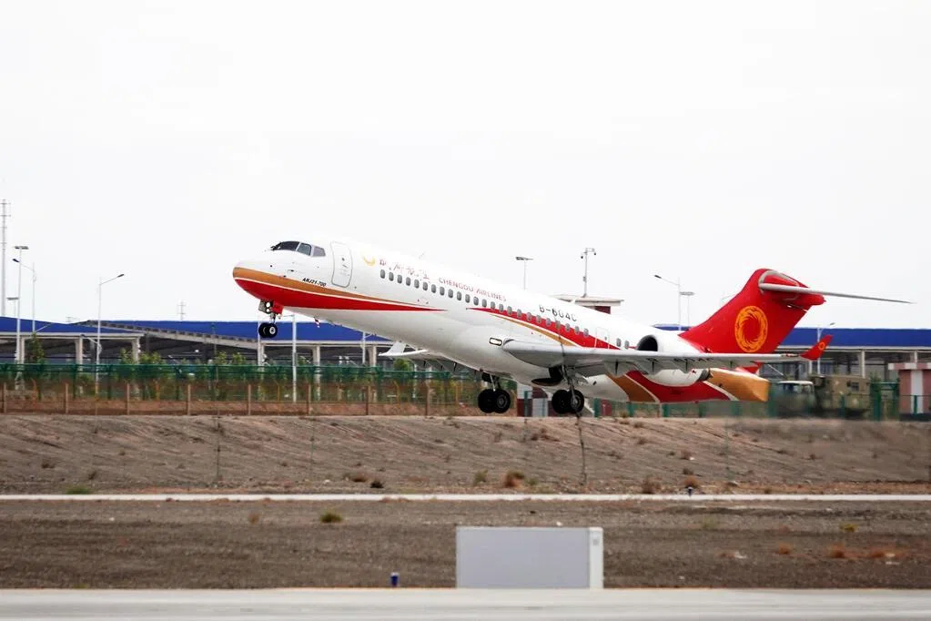 中国国内航线燃油附加费下调 暑期机票预订升温