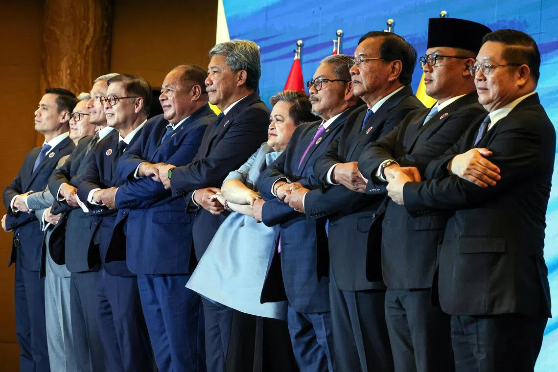 亚细安外长特别会议星期一（12月22日）在马来西亚首都吉隆坡举行，旨在调停泰国和柬埔寨的边境冲突。左三是新加坡外长维文医生。（马新社）