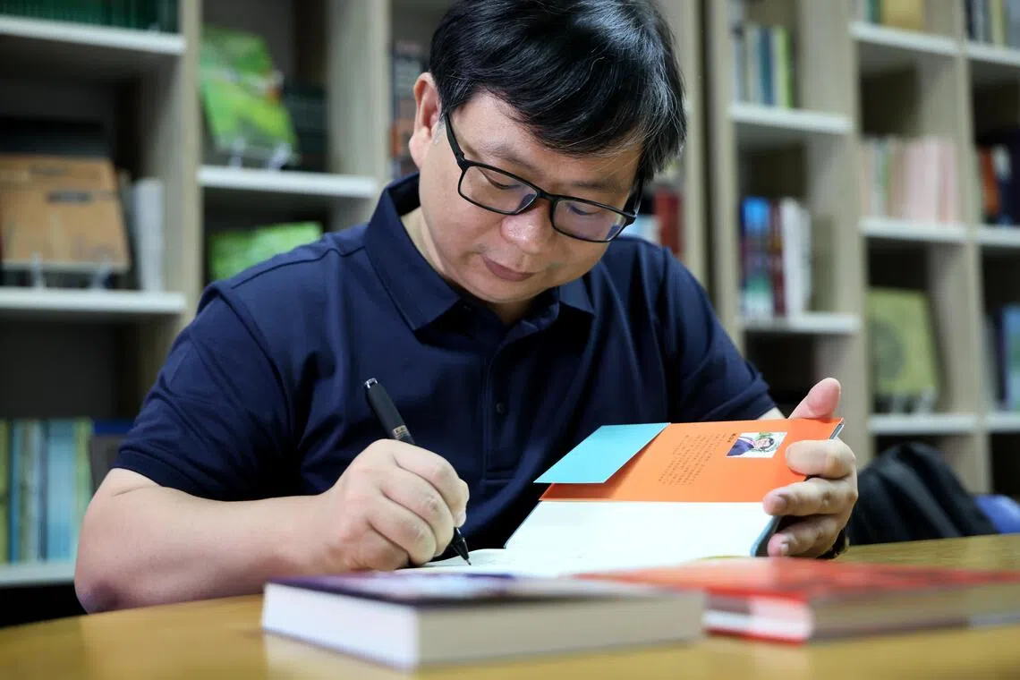 陈崇正在潮汕与南洋之间摆渡，跨越国界代际，用科幻技法重构乡土记忆。（龙国雄摄）