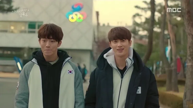 边佑锡（右）过去接过不少跑龙套的角色，包括在《举重妖精金福珠》中饰演南柱赫的前辈。（互联网）