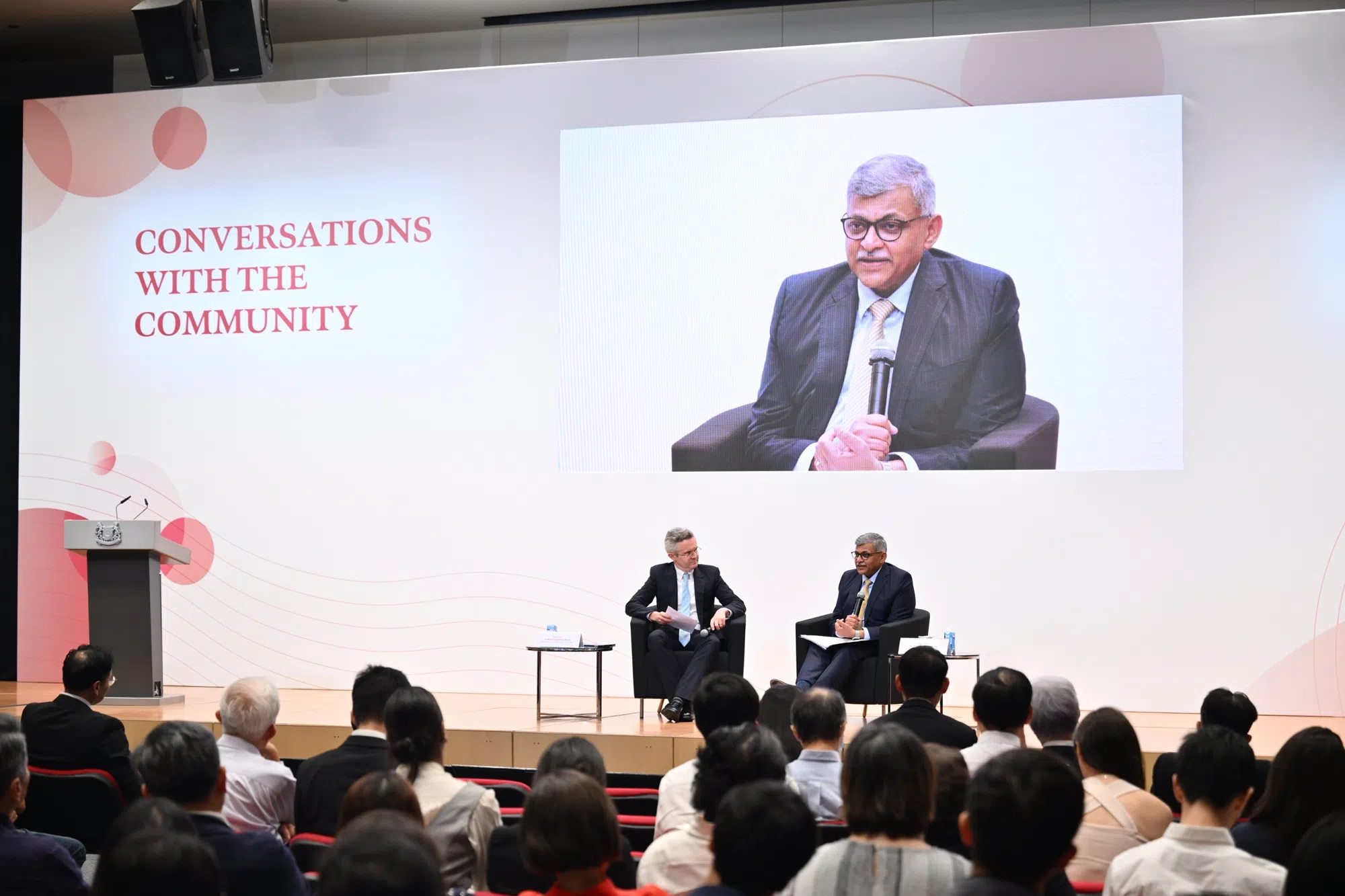 大法官梅达顺在法院举行的最后一场“与社区对话”活动中，讨论了促使新加坡有必要重新审视法治理念的种种挑战。（图/新加坡法院提供）