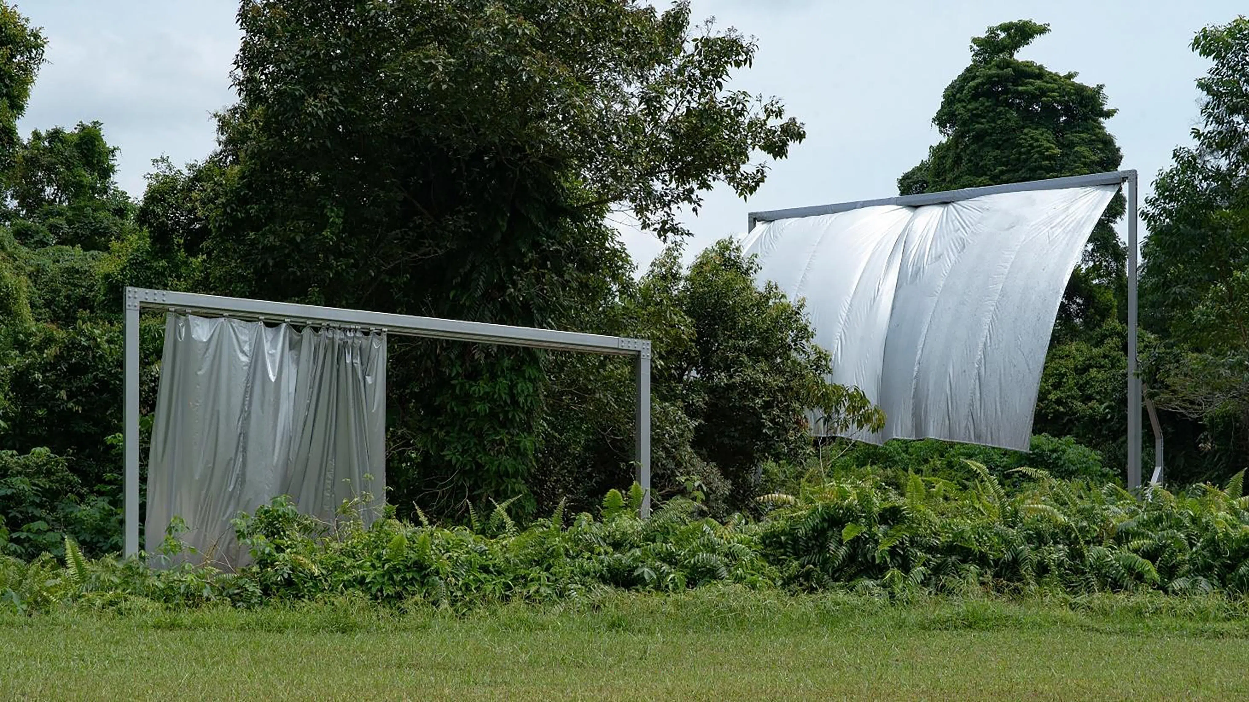 位于威硕斯村林间空地上的动态装置《两个记得大海的人》。（新加坡美术馆提供）