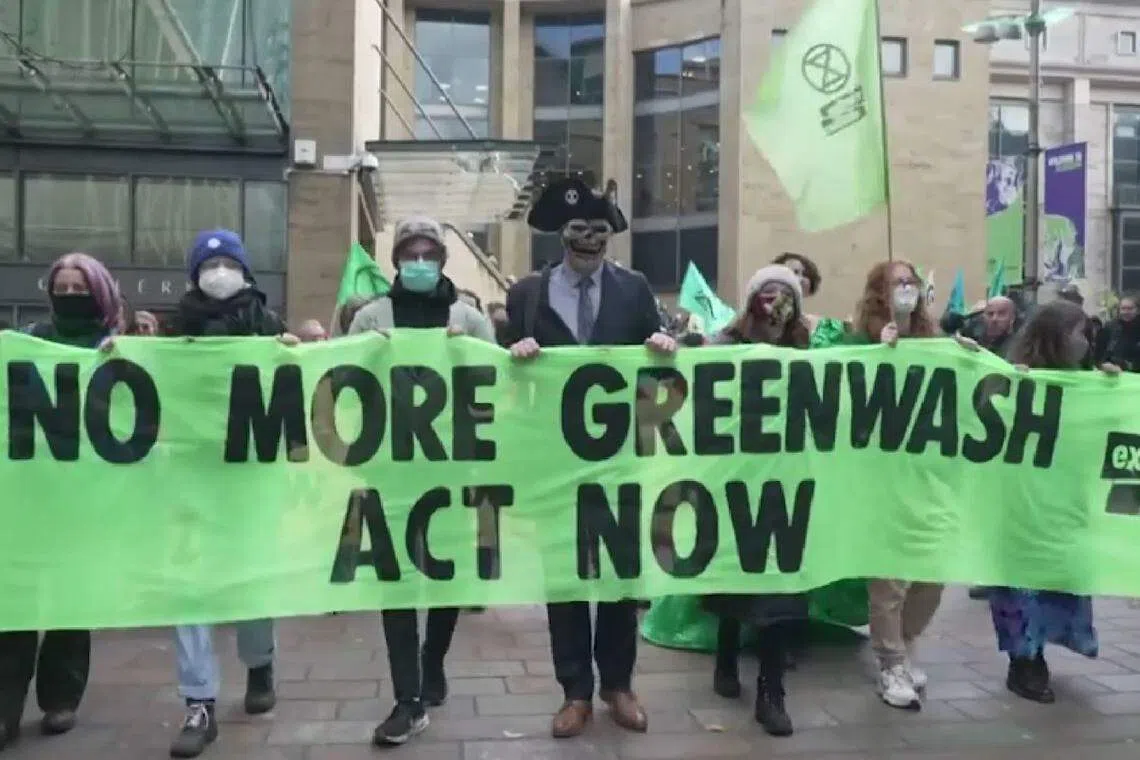 2021年11月，示威者齐聚格拉斯哥街头，抗议企业的虚假碳交易“漂绿”行为。（路透社）