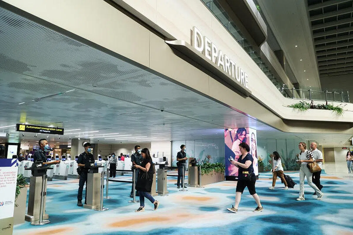 T2南侧离境厅重开后的首批乘客星期二（11日）凌晨约4时陆续抵达离境厅，准备乘搭飞往马来西亚和泰国的新航航班。（李冠卫摄）