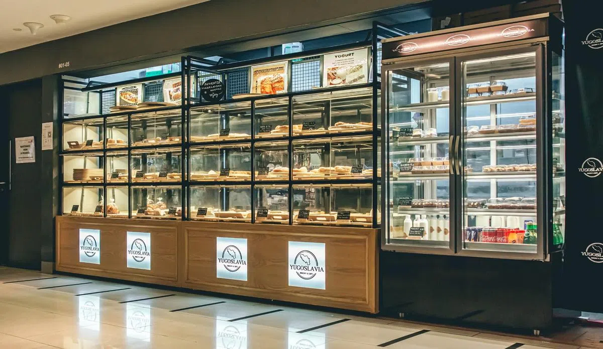 各类展示柜，是Classique Group的主要产品之一。（甘霖摄）