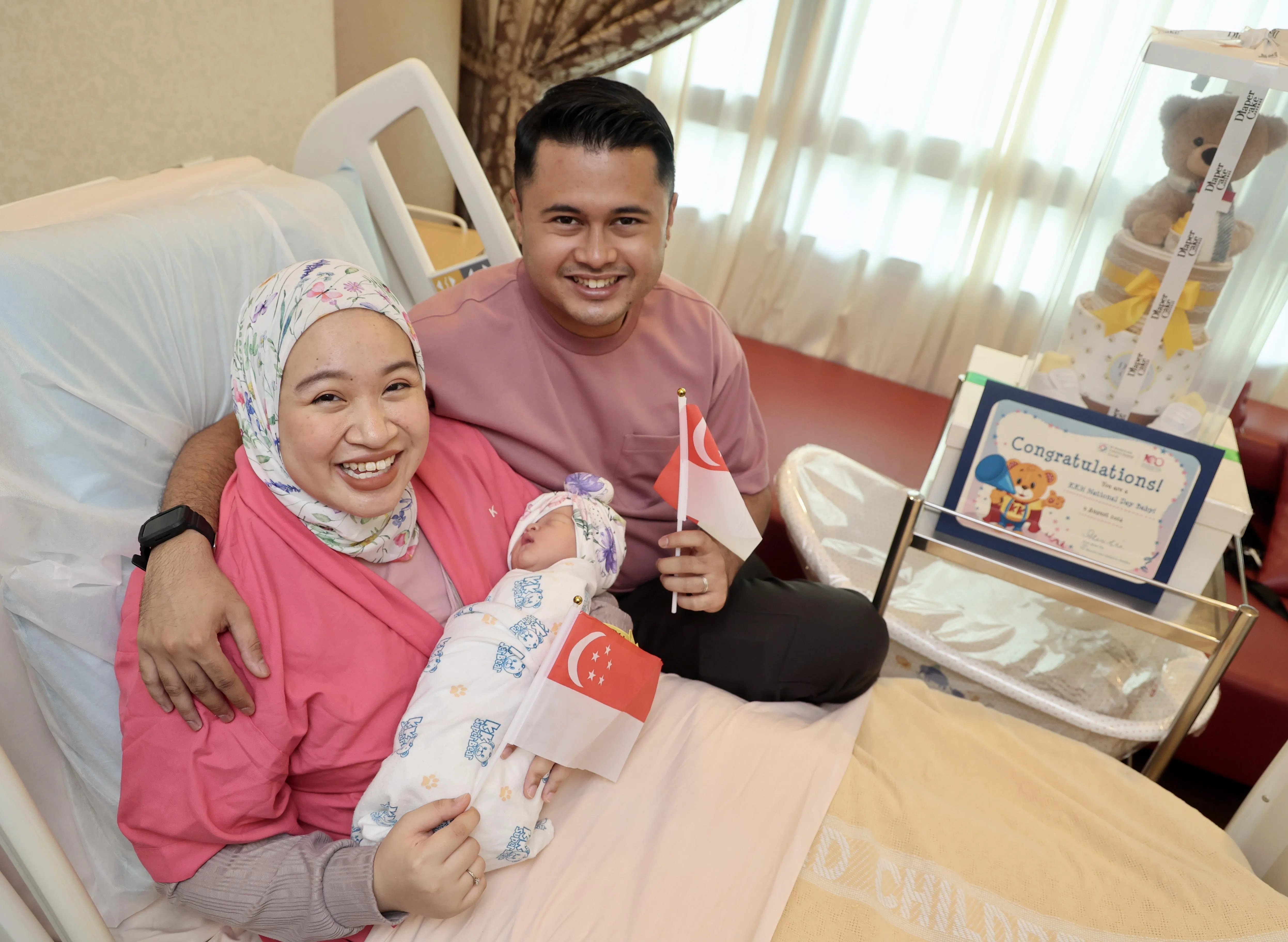 这是沙阿（右）和阿努尔（左）夫妇的第二个孩子。（邬福梁摄）