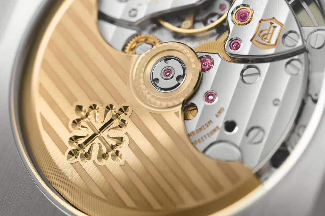Ref.5821/1AR-001 26-330 S C装载自动上弦机芯，基于2019年推出的26-330基础机芯打造，配备停秒装置，可根据报时信号，将腕表走时同步到秒钟。（©Patek Philippe/Jean-Daniel Meyer）