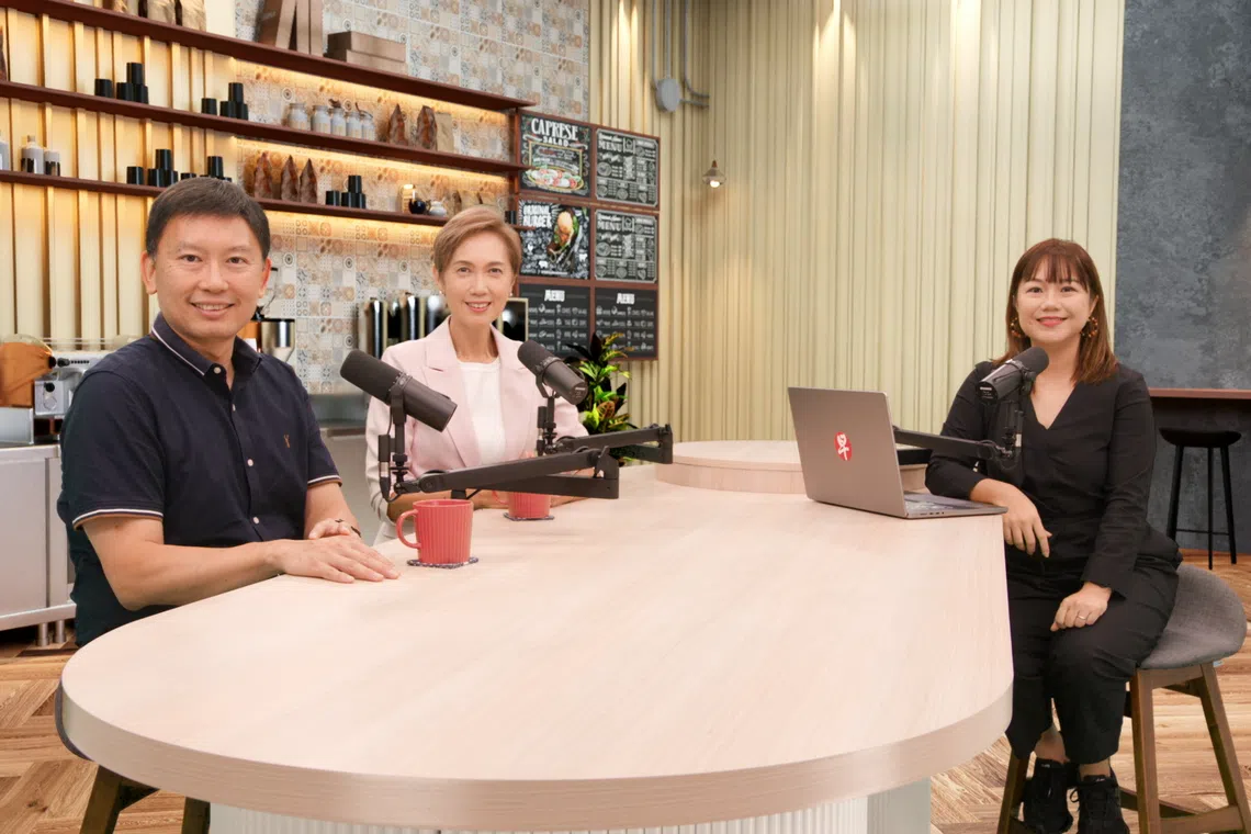 国家发展部长徐芳达（左）、数码发展及新闻部长杨莉明（中）与《茶水间三问》主持人吴婉君讨论全球格局变化对新加坡经济和企业的影响。（邝启聪摄）