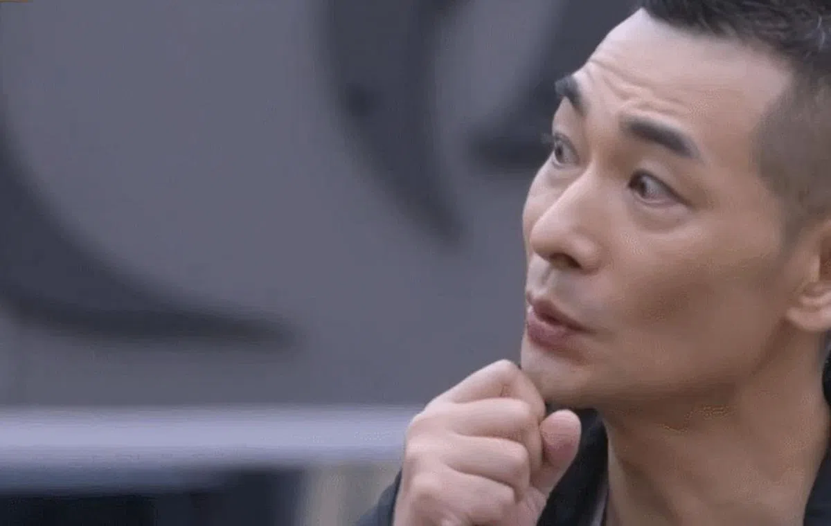 赵文卓表情庄严，一身正气，在节目中和其他哥哥显得格格不入。（节目照）