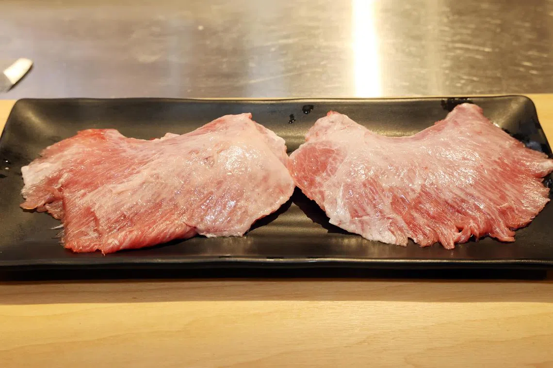 鲔鱼脸颊两侧的肉，纤维细腻，生食或炙烧皆可。（邝启聪摄）