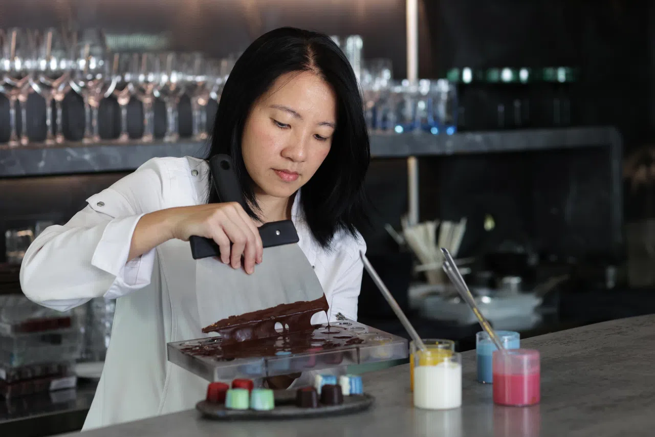 Janice Wong巧克力的卖点除了是新加坡口味，让顾客可自己设计上色的巧克力“漆”“绘笔”和“画纸”，更是与众不同的产品。（蔡家增摄）