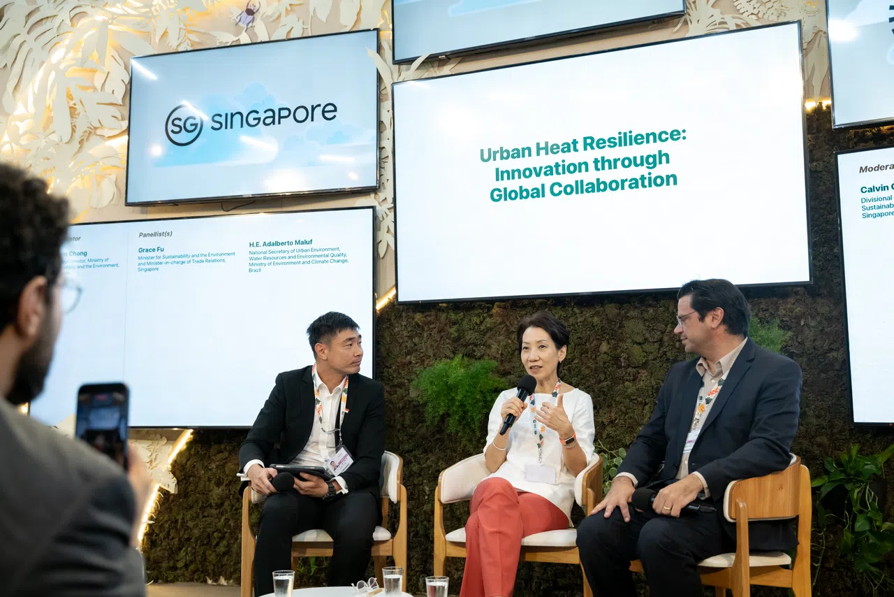 永续发展与环境部长傅海燕（中）在贝伦时间星期二早上，与巴西环境与气候变化部国家城市环境、水资源和环境质量秘书处阿达尔贝托（Adalberto Maluf，右）进行炉边对话。活动由永续部能源及气候政策司高级司长钟克文（左）主持。（COP30新加坡官提供）