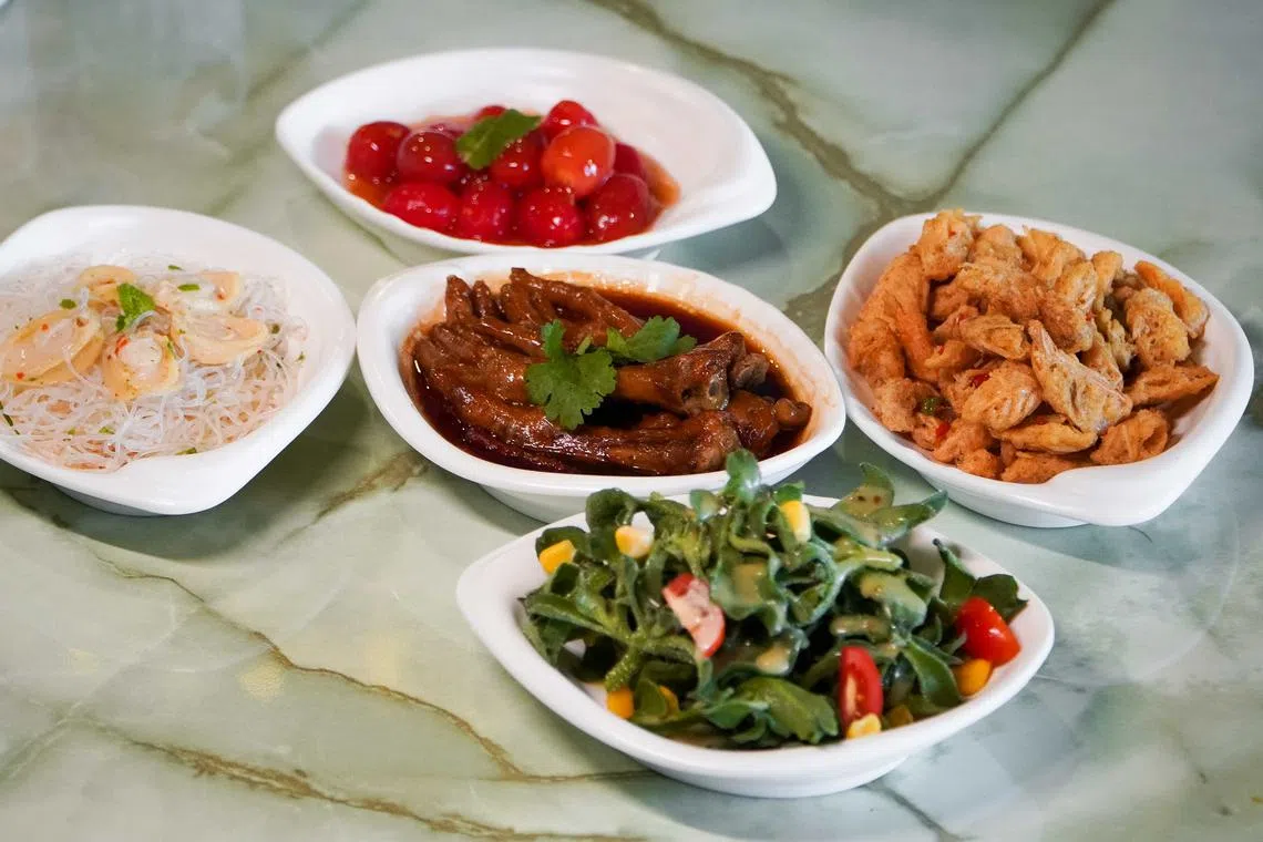 不同小菜每天轮流供应，一碟$5。（餐馆提供）