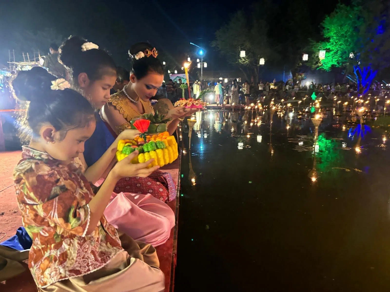 不论年龄，同庆佳节。（李选楼摄）