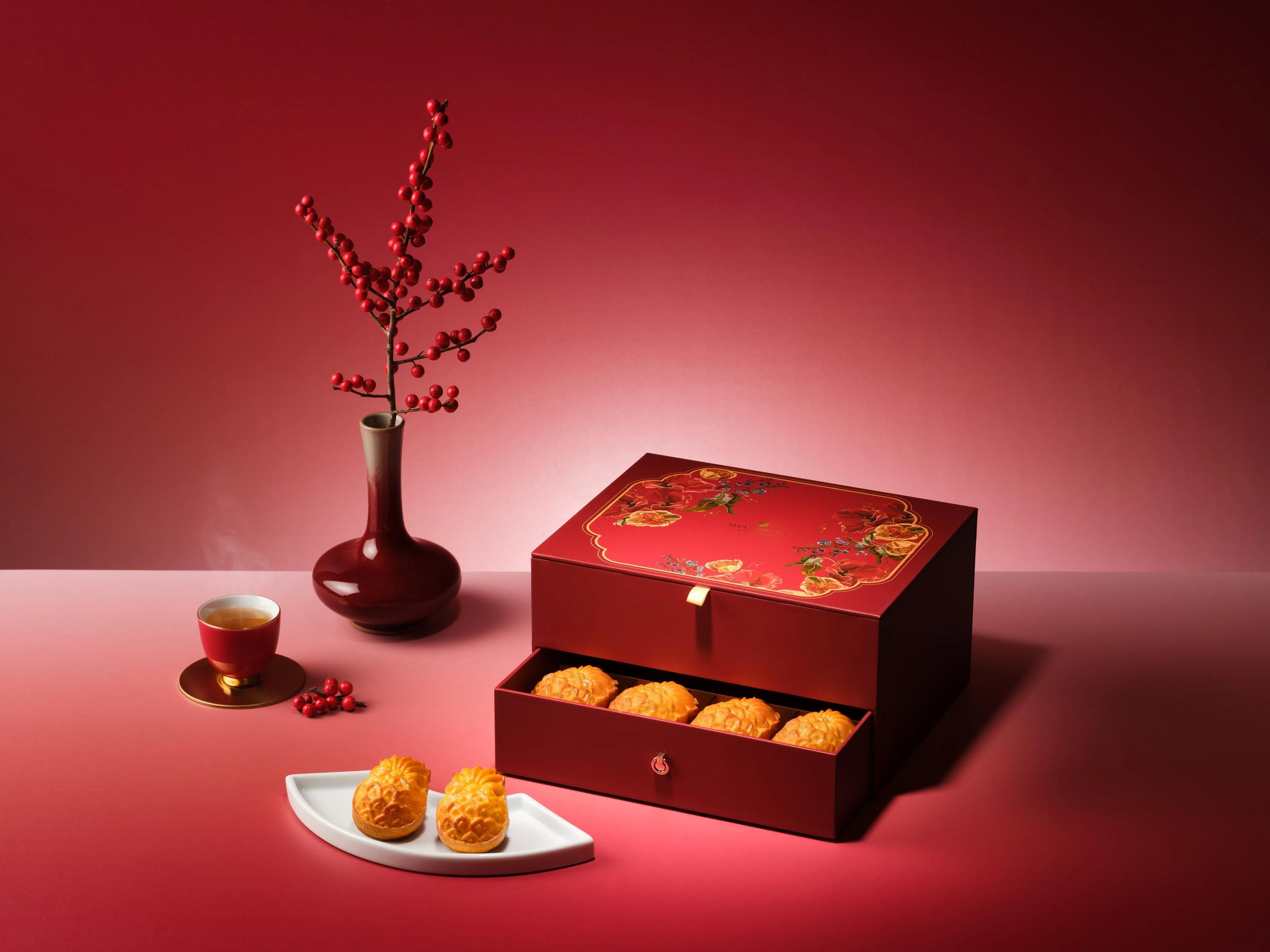 新加坡香格里拉大酒店的咸蛋黄梨酥，入口咸甜交织，酥香细腻。（酒店提供）