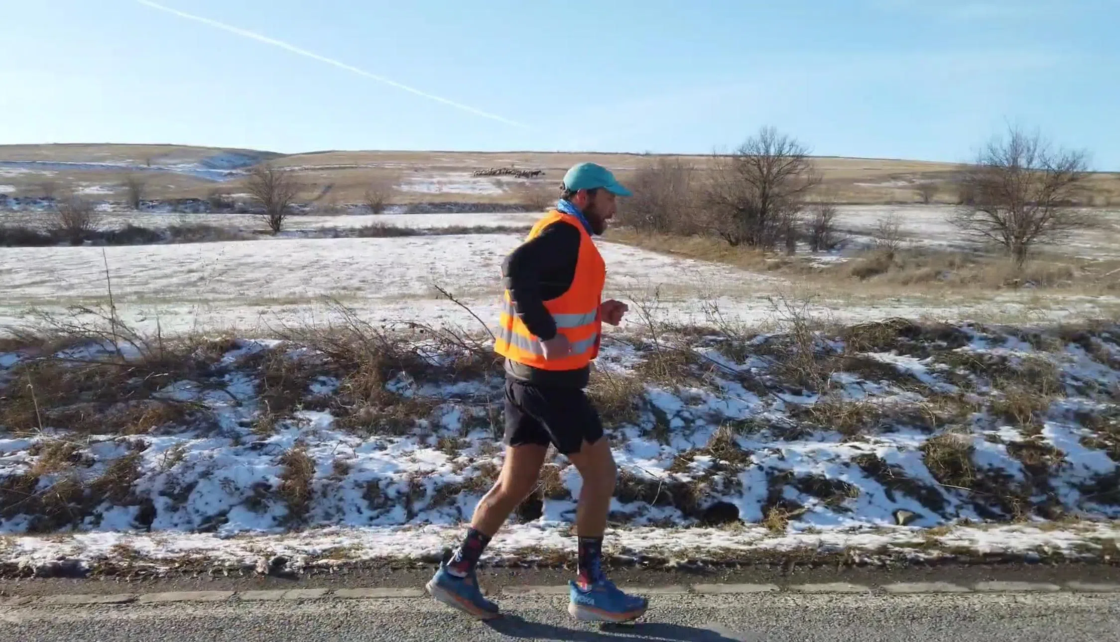 富兰克林身披安全马甲，在南美洲的巴塔哥尼亚地区慢跑。（受访者提供）