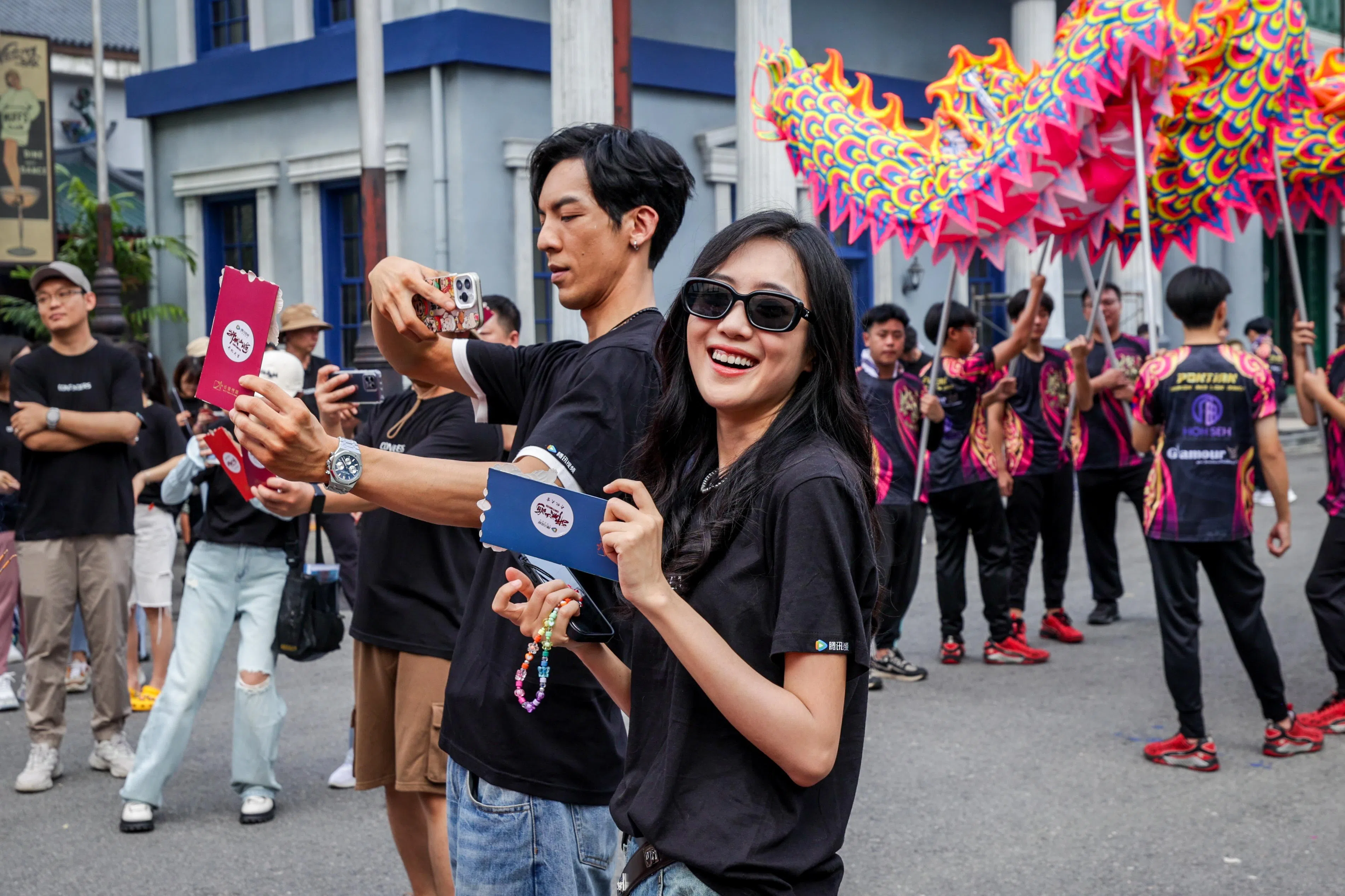 作为男人戏中的一朵花，王梓薇（右）透露戏里会有感情线，而且对象不止一个。左为港星洪浚嘉。（叶振忠摄）