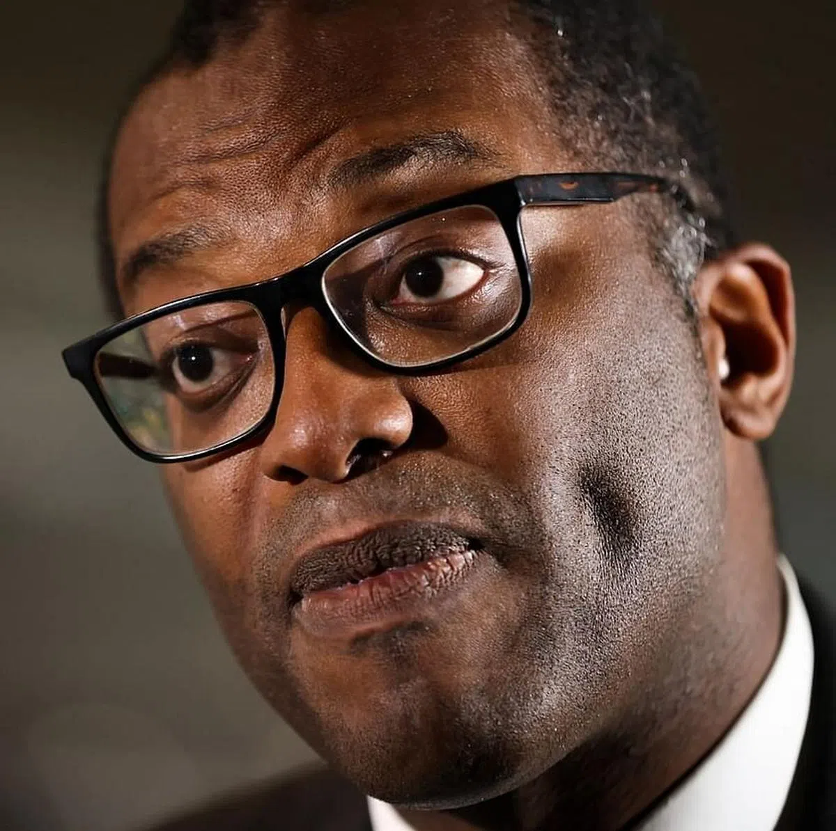 英国财政政策大逆转，面对压力的财长克沃滕说，他完全没有考虑辞职。（彭博社）