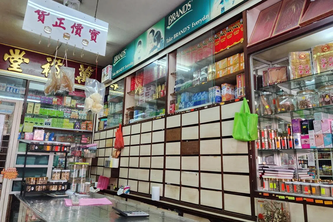 万裕堂药行创立于1916年，1979年从小坡密驼路搬到金文泰第354座组屋。（陈爱薇摄）