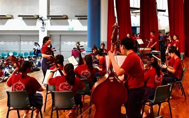 华乐团为全体师生演奏《大秧歌》。（长老会中学提供）