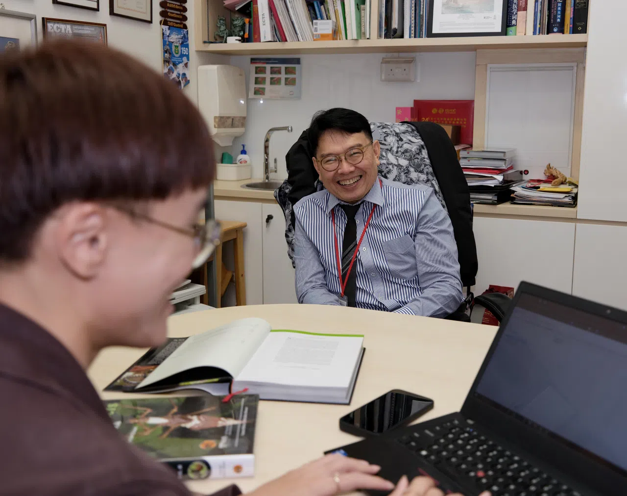 采访安排在萧俊（右）的诊所，他的幽默风趣似乎是从骨子里发出来的，受访时不时开玩笑，轻松完成访问。（曾坤顺摄）