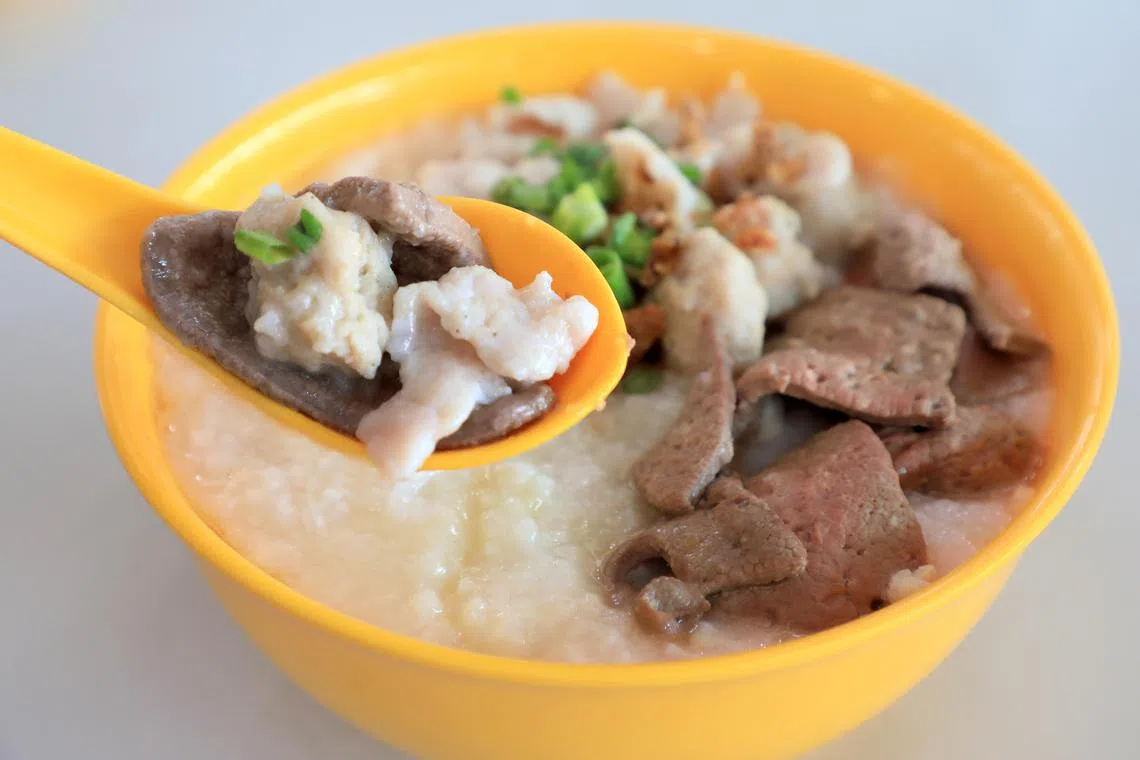 香记粥品是宏茂桥628座巴刹与熟食中心的“老字号”，猪肉猪肝粥里的猪肝熟度恰到好处，尽显烹饪功力。（何炳耀摄）