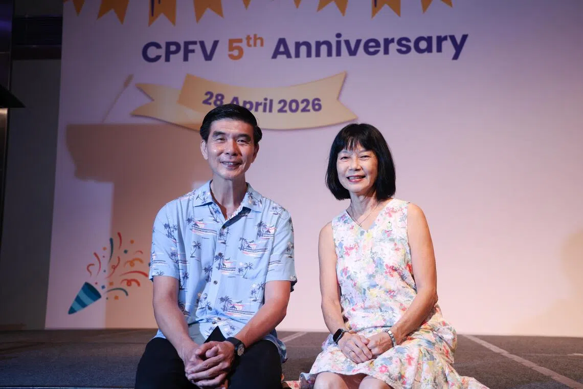 已退休的苏振兴（左）和黄丽玉（右），是2021年加入中央公积金局社区关怀传递计划的首批义工。曾任公积金局副局长的苏振兴，也是新成立的义工管理委员会主席。（关俊威摄）