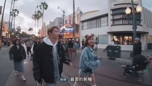 粿粿（右起）和王子到美国拍摄旅游视频，两人的互动如今随着新闻也成为网民热议焦点。（视频截图）