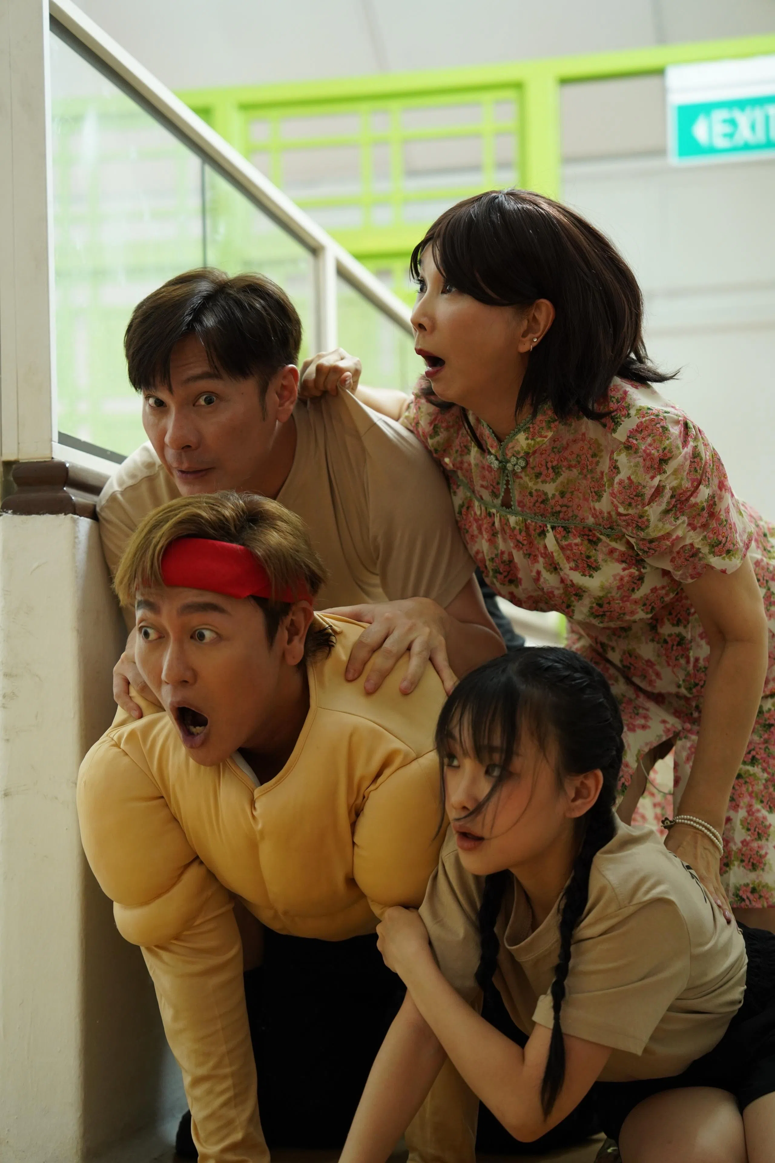 陈秀环（后排右）在剧中饰演恋爱脑女人，颠覆过往形象。（金刚媒体提供）