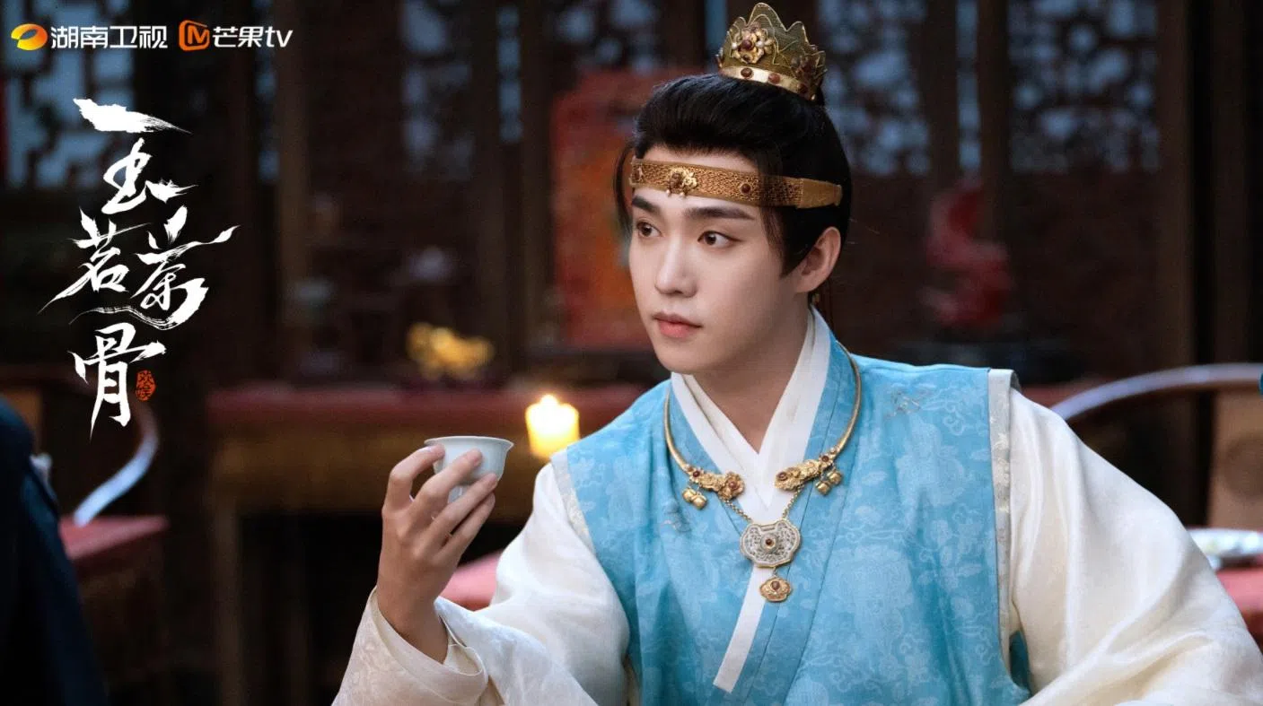 马闻远饰演荣善宝的表弟温粲，从人设到妆造都让人联想到贾宝玉的形象。（剧集官方微博）