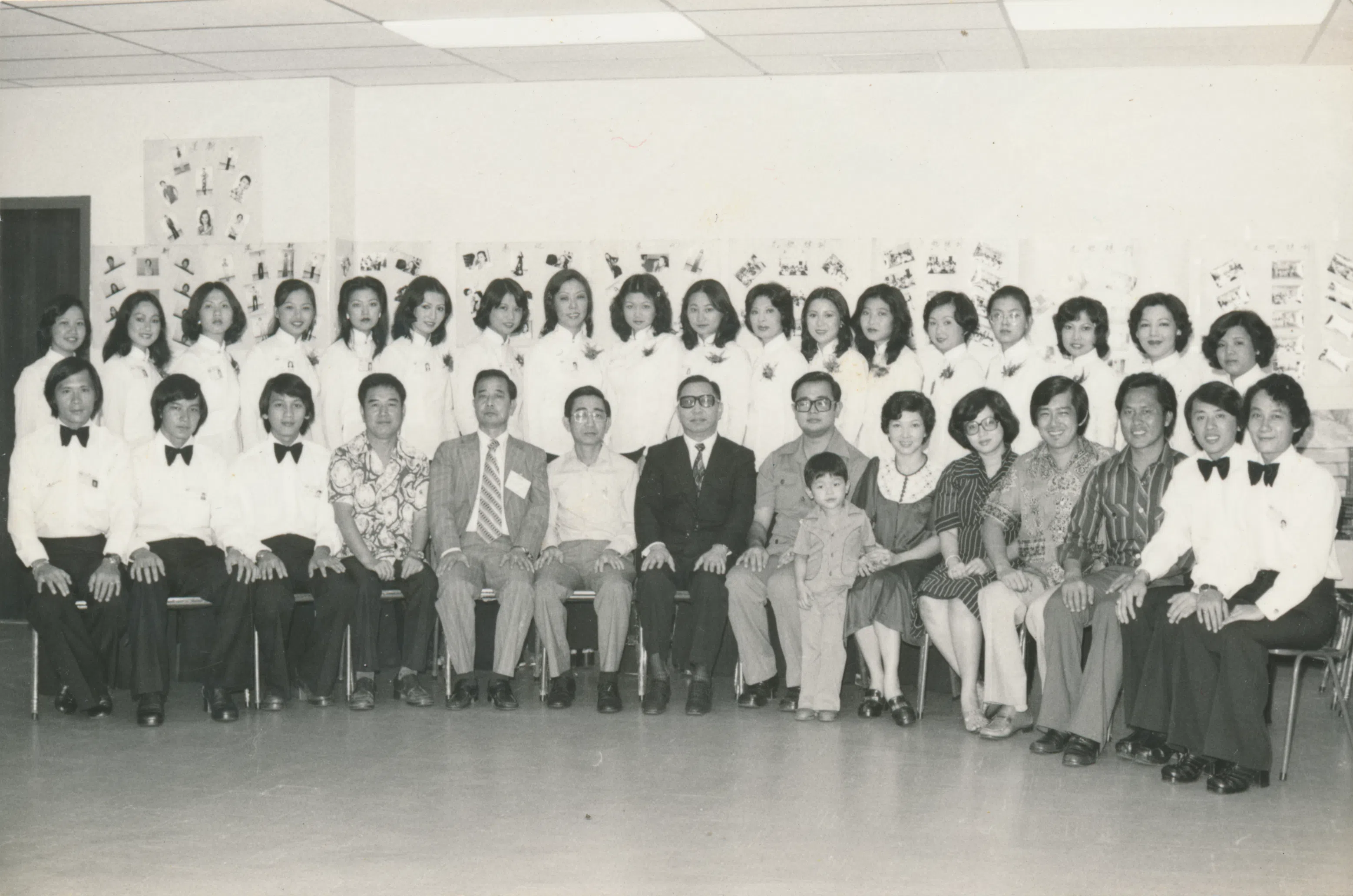 新加坡电影发展公司股东与《红楼梦醒》全体演员合照。前排有林比汶（左一）、王家杰（左二）、台湾监制陆正行（左七）、出品人陈国强（左八）、彭泰彰（右二）、后排是刘燕铃（左六）、蔡笃翠（左九）与饰演金钏的蔡秀花（右六）。（彭泰彰提供）