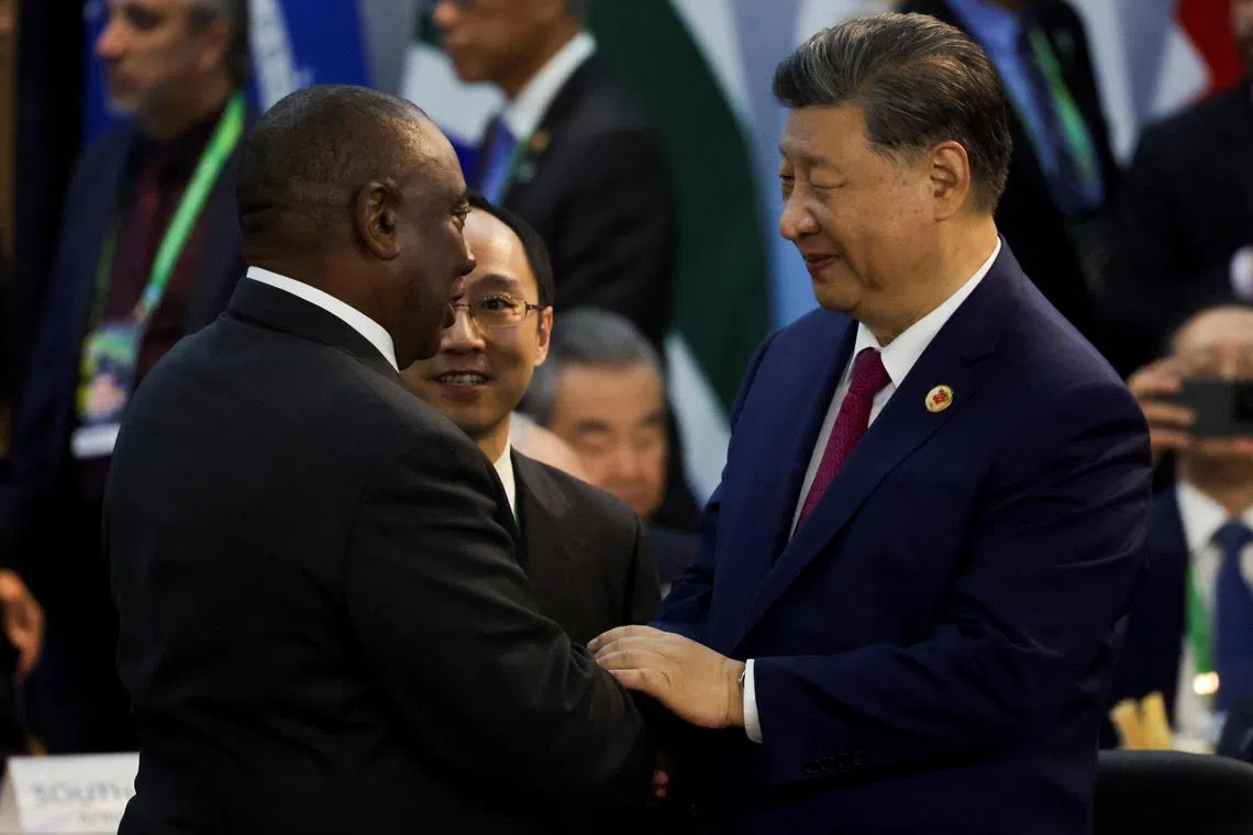 南非总统拉马福萨（左）去年于巴西里约热内卢举办的20国集团（G20）峰会上，与中国国家主席习近平握手。（路透社）