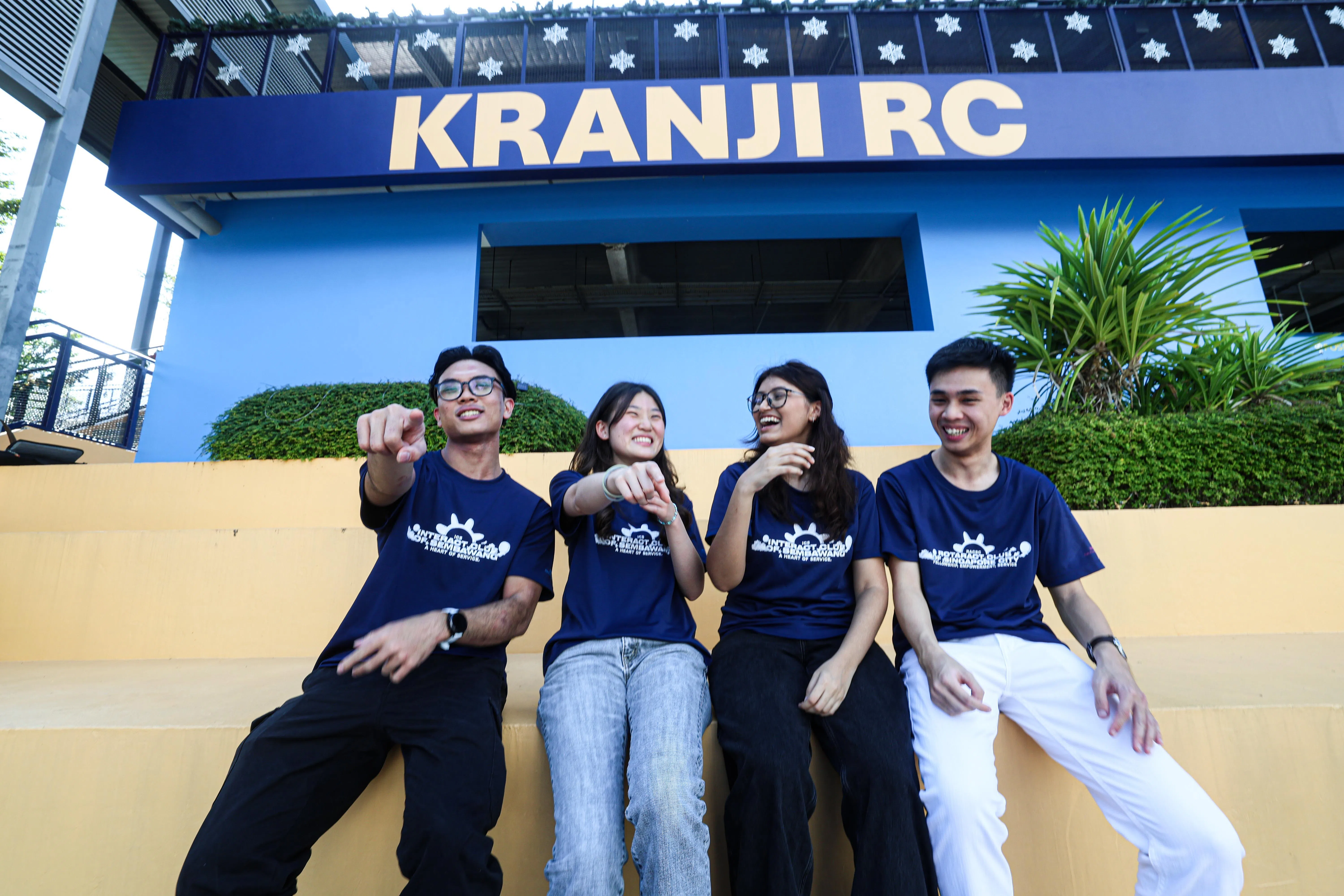 杨岱恩（右起）、伊什玛姆、陈希维和国斌，在参与为客工举办的活动中成为好友。（关俊威摄）