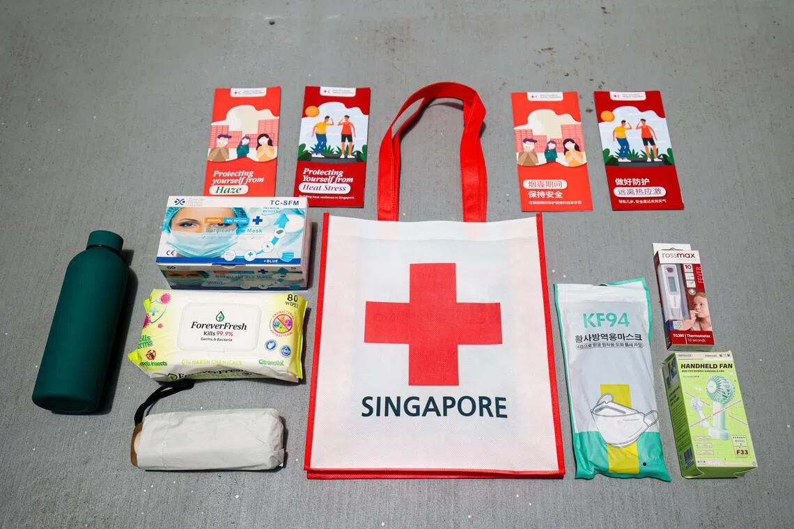 新加坡红十字会未来三个月，将向独居老人、低收入家庭孩子、残疾人士和客工发放包括口罩、水杯、便携风扇、毛巾等物品在内的关怀礼包。（关俊威摄）
