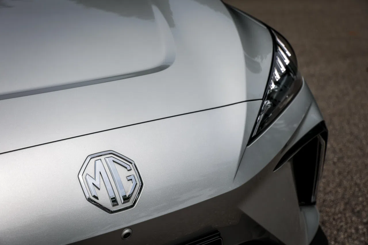 犀利的前大灯搭配下方的进气口非常吸睛。（叶振忠摄）