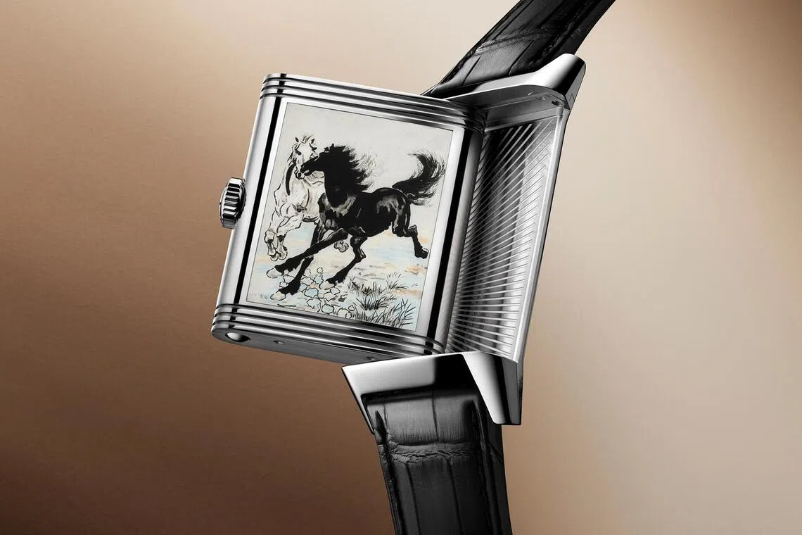 《双骏图》翻转腕表取材自徐悲鸿1942年名作《六骏图》的意象。（积家提供）