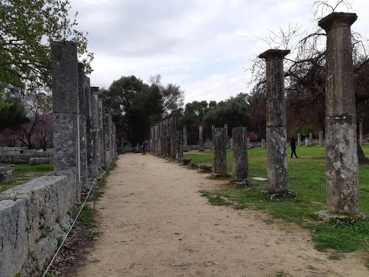 间隔相等的廊柱。