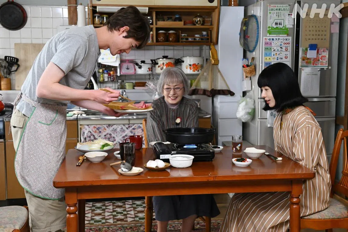 对人生感到绝望的女子麦卷聪子（右），搬进老旧社区之后感受到温暖善意。（互联网）