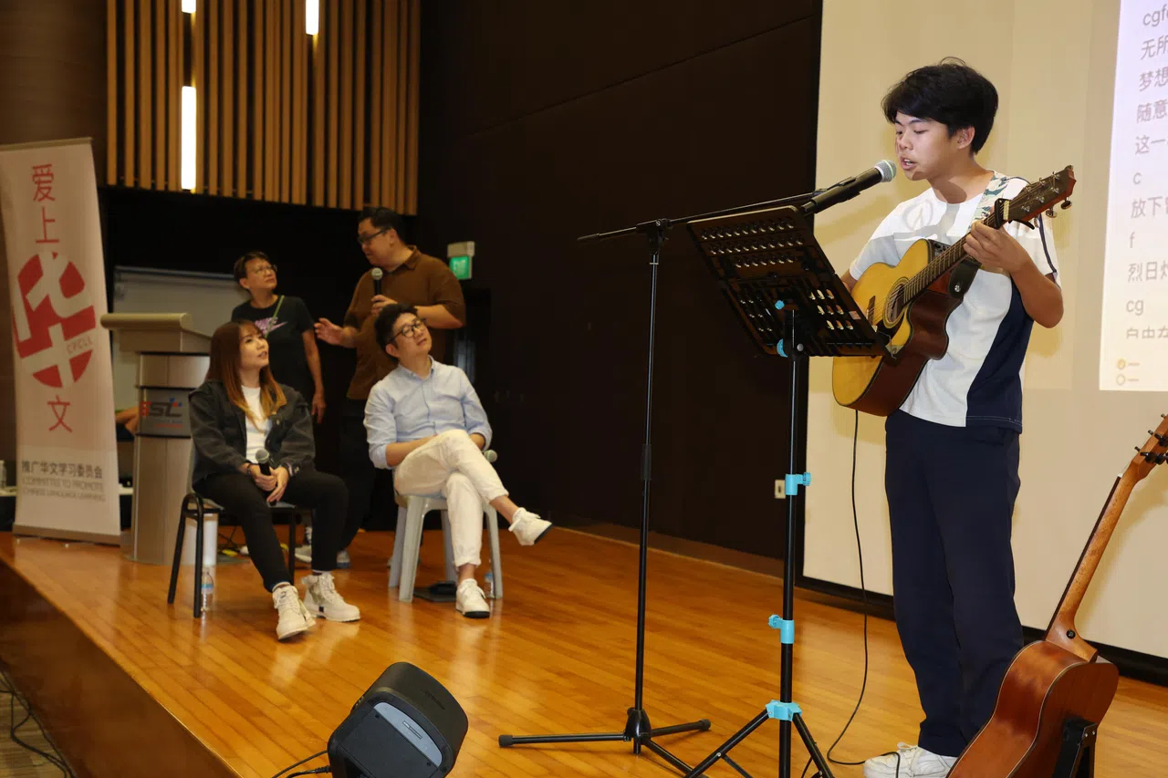 学生上台表演创作的歌曲，导师们在一旁给予现场点评与建议，帮助他们完善作品。（陈心媛摄）