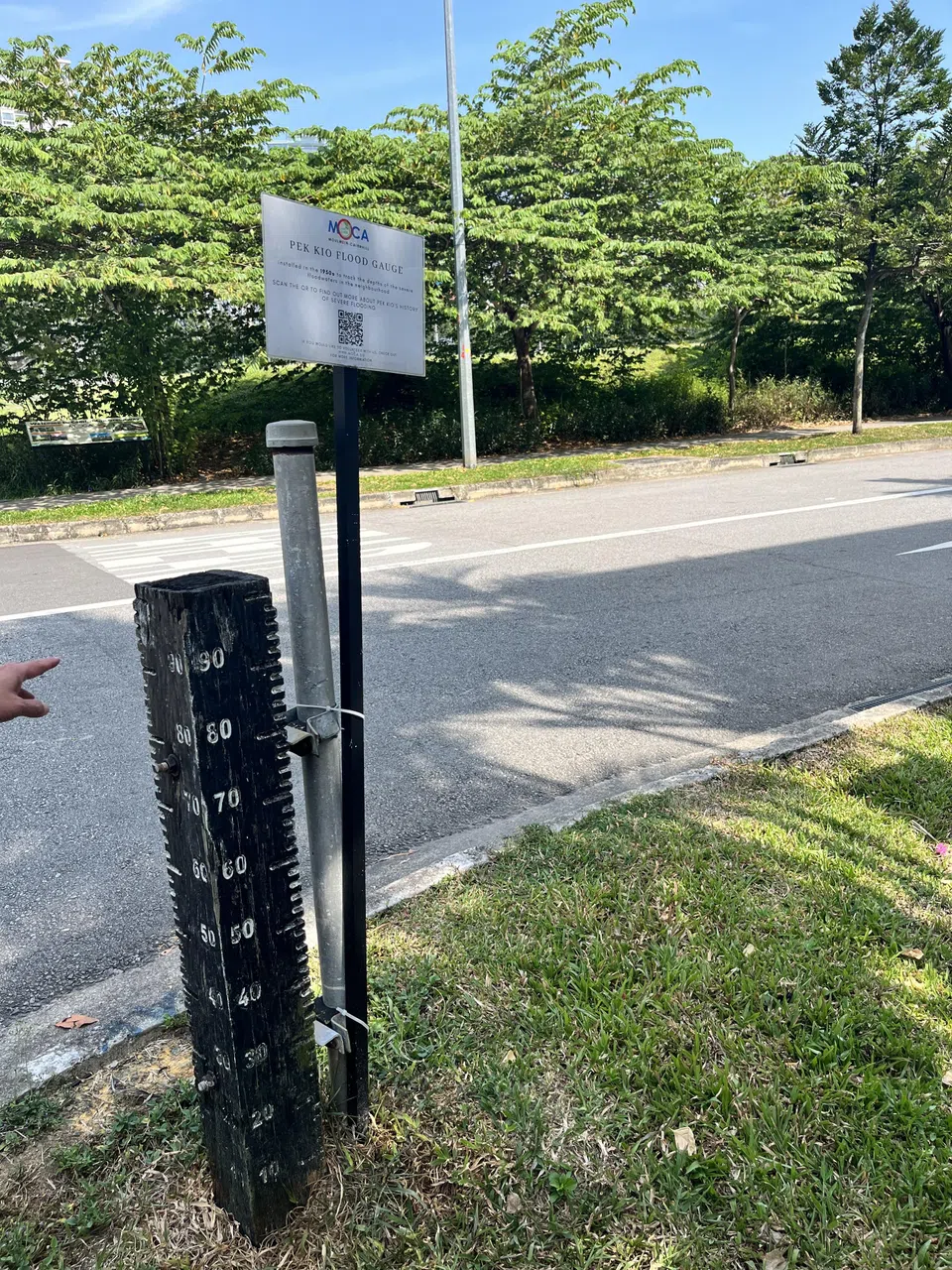 白桥过去常常淹水，剑桥路和卡莱路（Carlisle Road）交界处还保留本地已不多见的道路水位尺。（陈映蓁摄）