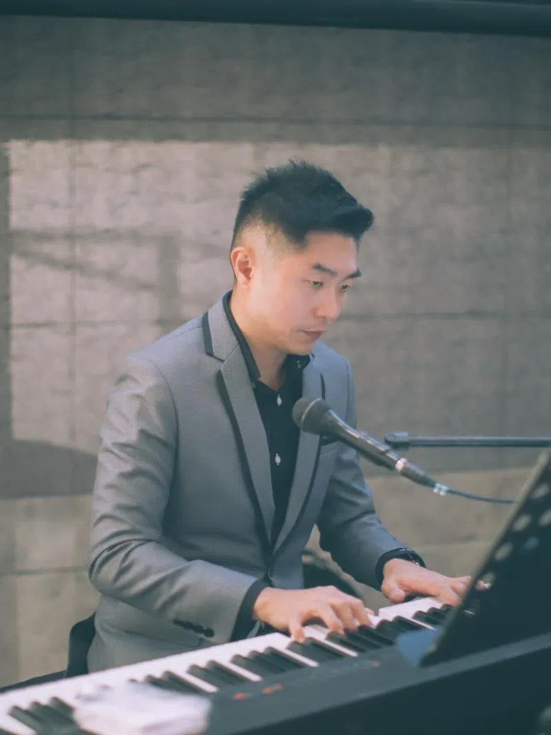 婚礼乐队服务公司Musical Touch和“新加坡丧礼乐队”创办人邱勇强，也是一名键盘手。（受访者提供）