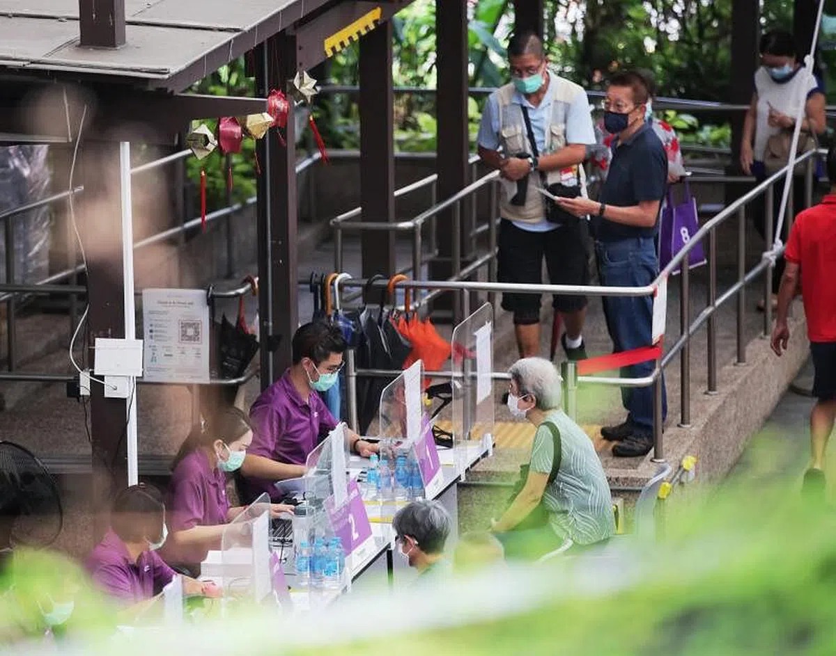 本地年长者登记接种第三剂。（档案照）